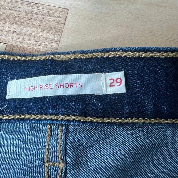 Levi Strauss & Co. Women's High Rise Jean Shorts Size 29 Dark Wash Raw Hem - Picture 4 of 6
